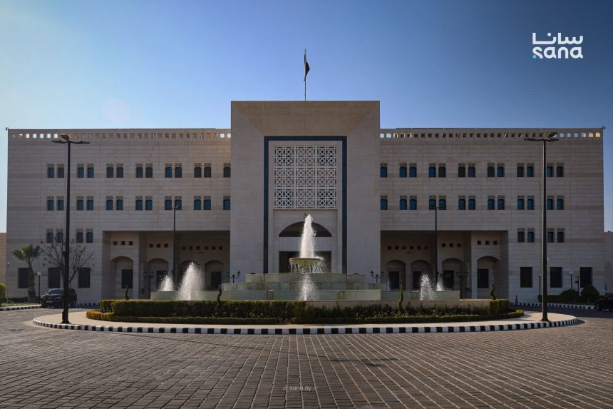 سوريا تخفض مخصصات وقود السيارات الحكومية 30% ضمن ترشيد الإنفاق