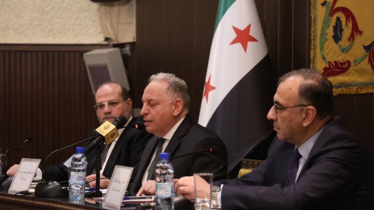 إلغاء تراخيص معقّبي معاملات فاسدين ورفع رسوم التبغ والإسمنت
