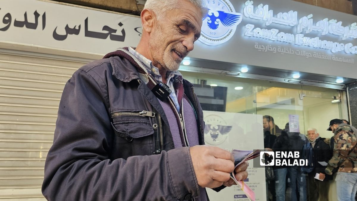 الحكومة السورية تُنهي صرف الرواتب بالدولار وتدفعها بالليرة السورية حصراً