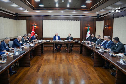 شاحنات الترانزيت بين سوريا وتركيا تقفز إلى 30 ألفاً مع توسيع المعابر